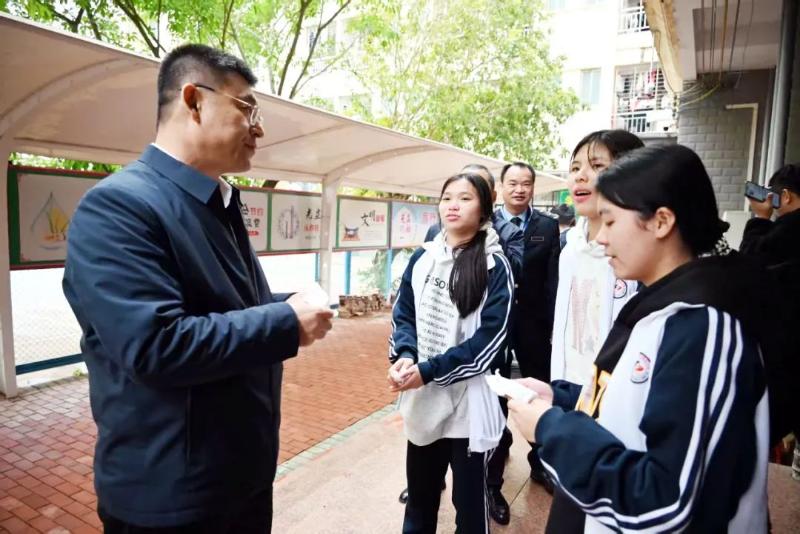 市长带队深入职高检查食品安全!亲自体验就餐背后有何深意?  第4张