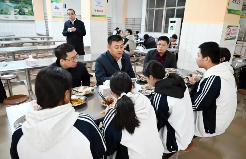 市长带队深入职高检查食品安全!亲自体验就餐背后有何深意?  第5张