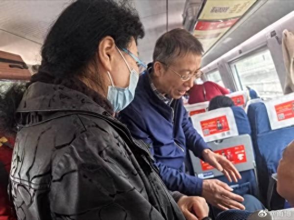 G197列车紧急寻人救治老人! 车上没医生会怎样?