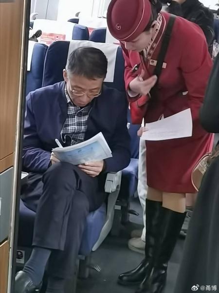 G197列车紧急寻人救治老人! 车上没医生会怎样?  第2张
