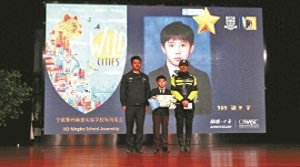 小小翻译官协助交警处理事故，小雷锋快来领奖!