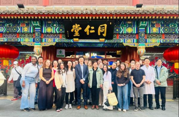 荷兰大学师生来同仁堂大栅栏药店参观！中医药魅力究竟在哪？  第2张