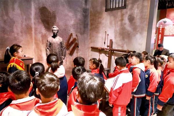 肥西县这场清明活动为何吸引20余组家庭参与？绿色祭扫新风尚引领未来  第4张