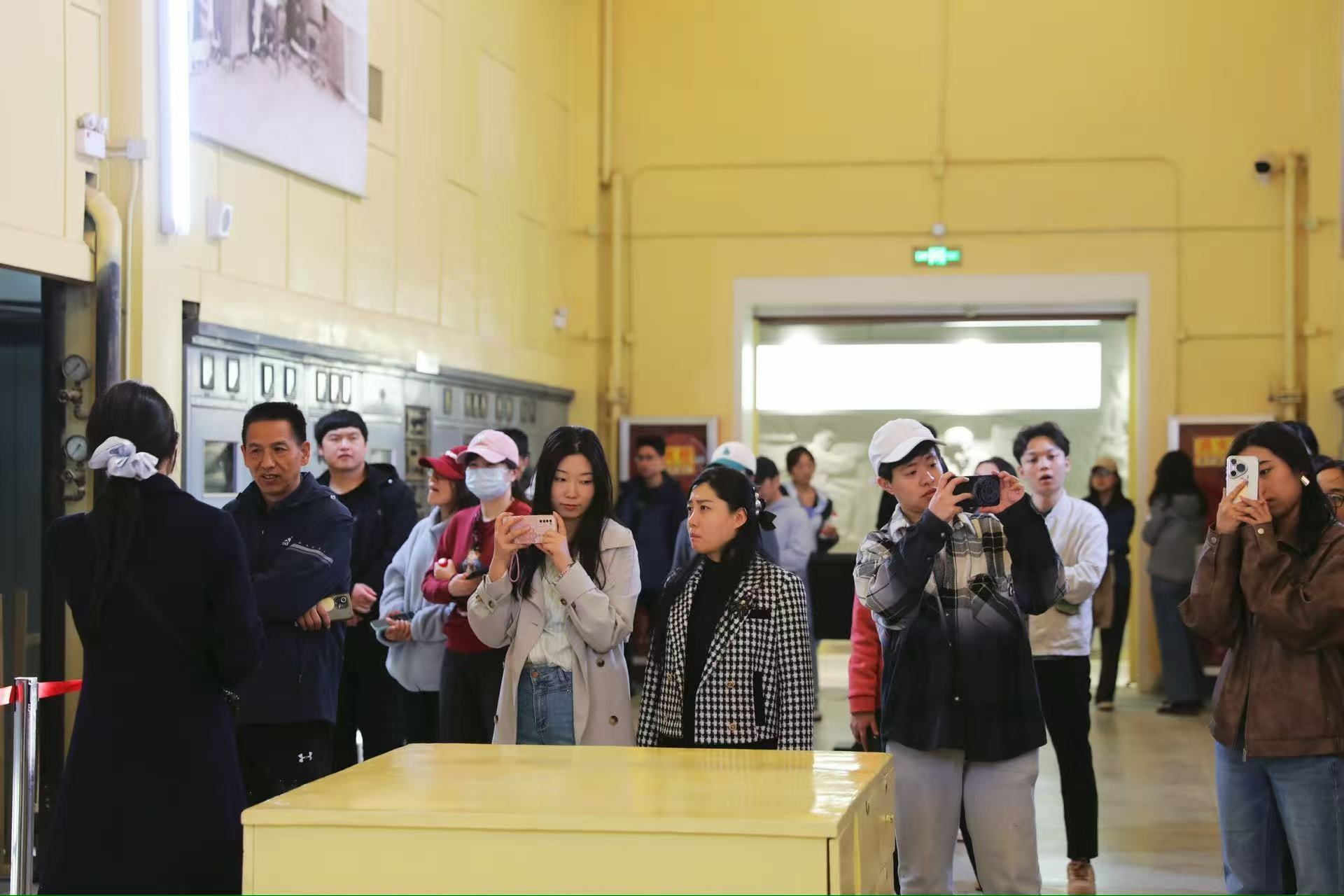 近百名青年职工齐聚湿地公园！学雷锋植树护绿兼联谊发生了啥？  第3张