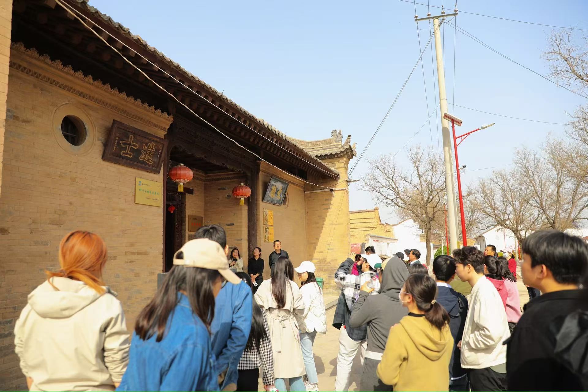 近百名青年职工齐聚湿地公园！学雷锋植树护绿兼联谊发生了啥？  第4张