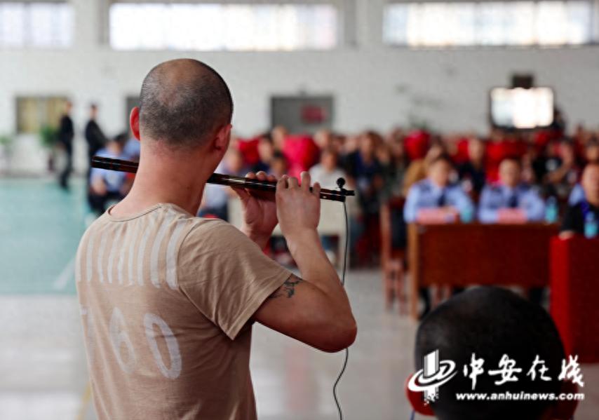 狱中儿子用竹笛演奏向母亲表愧疚！他经历了啥？  第1张