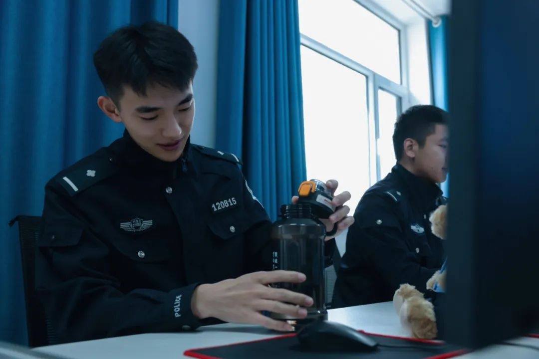 春末警灯闪耀！劳动者节日里，110接警员的这份敬意咋传递的？  第5张