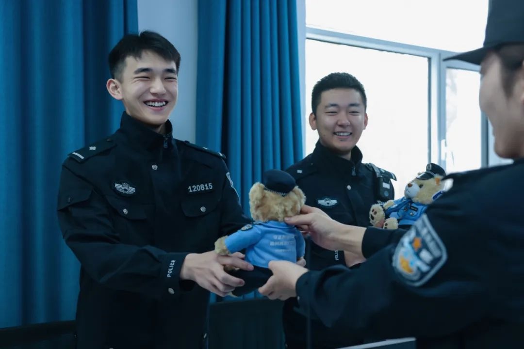 春末警灯闪耀！劳动者节日里，110接警员的这份敬意咋传递的？  第7张