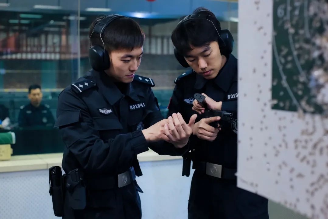 五一假期，他们穿梭在大街小巷守护平安，凭啥？  第8张