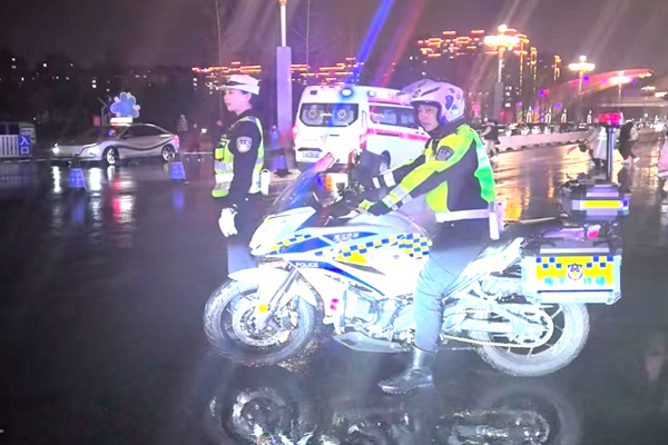 2025年4月30日晚梅河口市东北不夜城开街！交警如何保障交通安全？  第3张