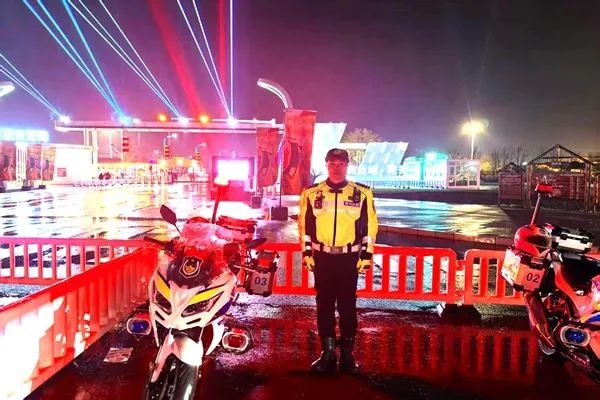 2025年4月30日晚梅河口市东北不夜城开街！交警如何保障交通安全？  第4张