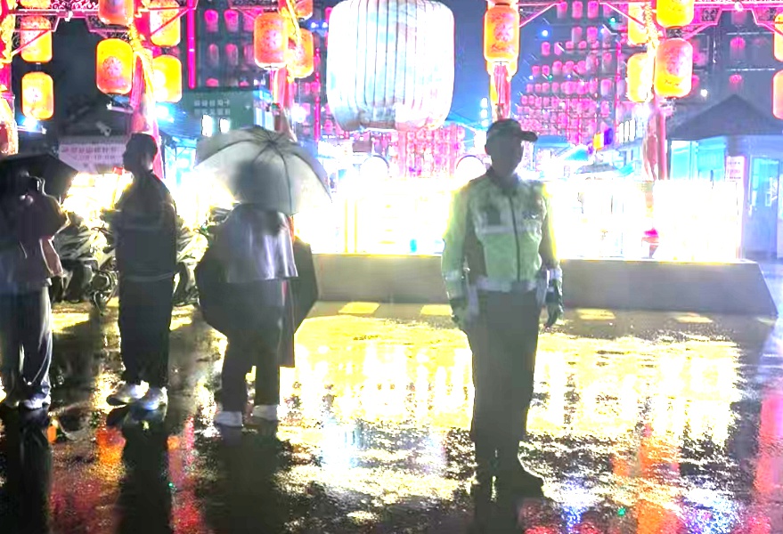 2025年4月30日晚梅河口市东北不夜城开街！交警如何保障交通安全？  第5张