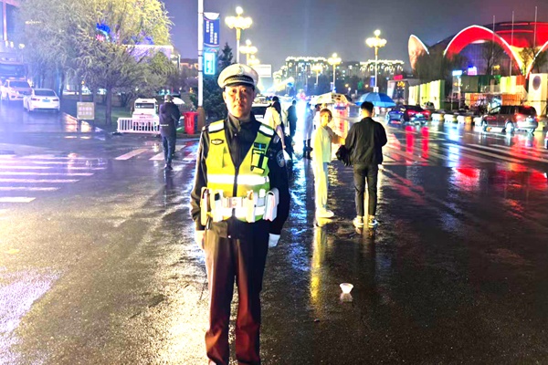 2025年4月30日晚梅河口市东北不夜城开街！交警如何保障交通安全？  第6张