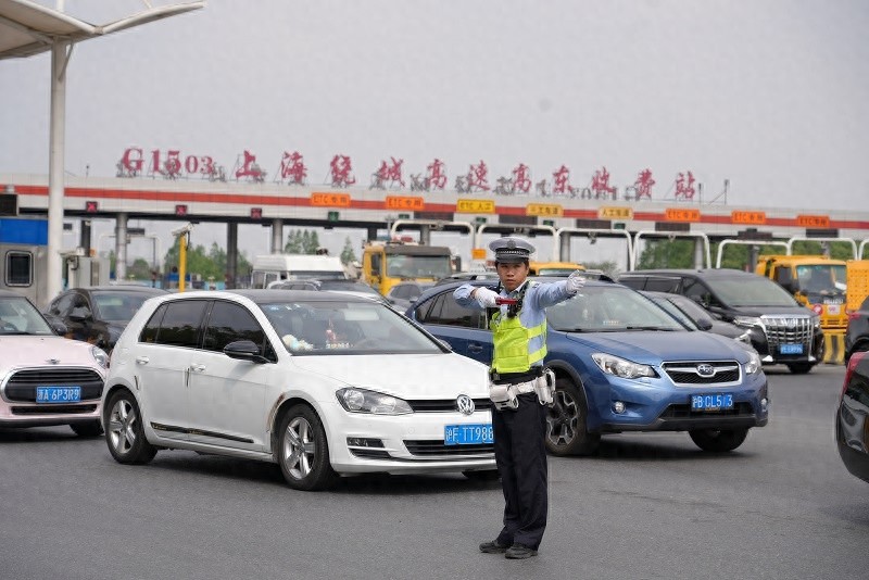 五一小长假首日G1503高东收费口大拥堵，你知道有多堵吗？