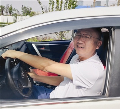 网约车司机9年如一日坚守！48岁获评劳模，凭啥？