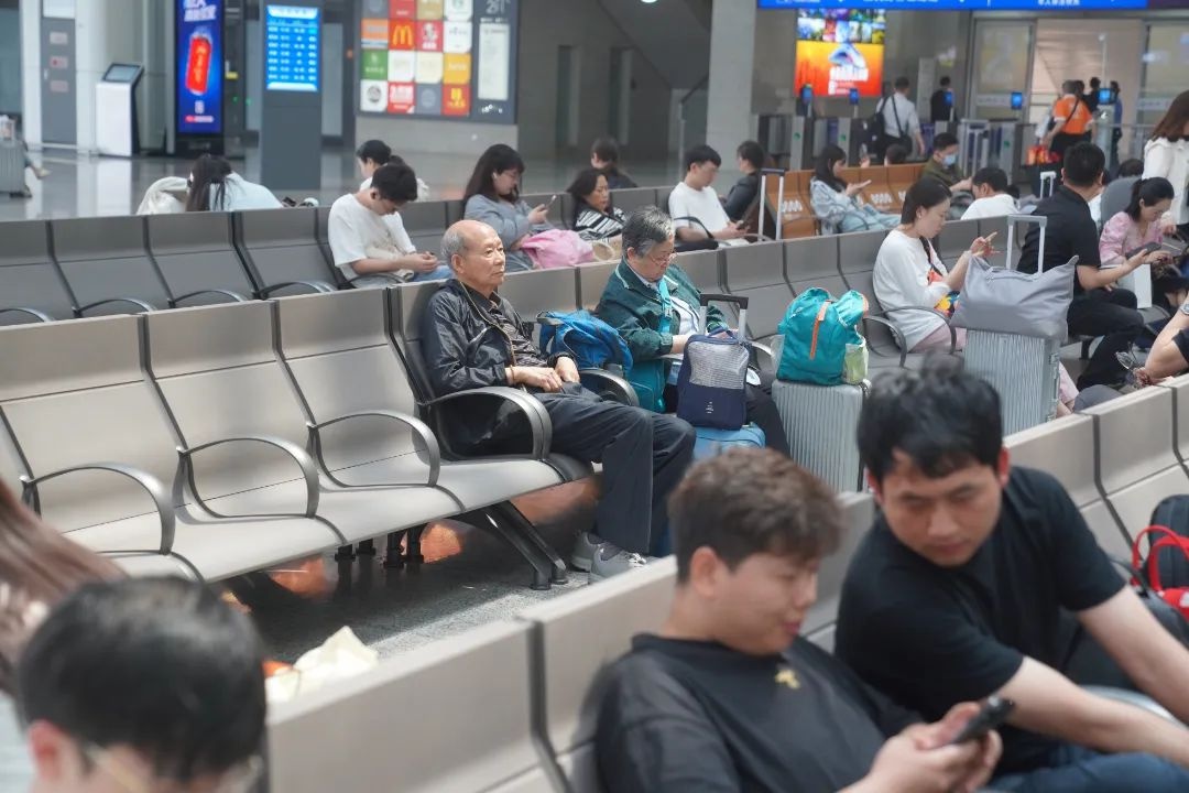 五一临近！重庆北站5000余把新座椅上岗，你的候车体验升级了吗？  第2张