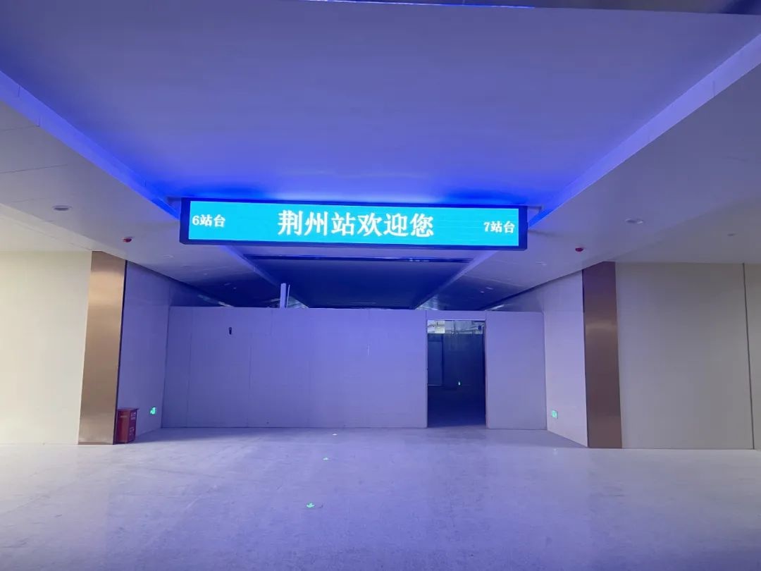 五一荆州站人山人海！南北站房仅隔几条轨道，为啥南站房挤爆北站房却门可罗雀？  第4张
