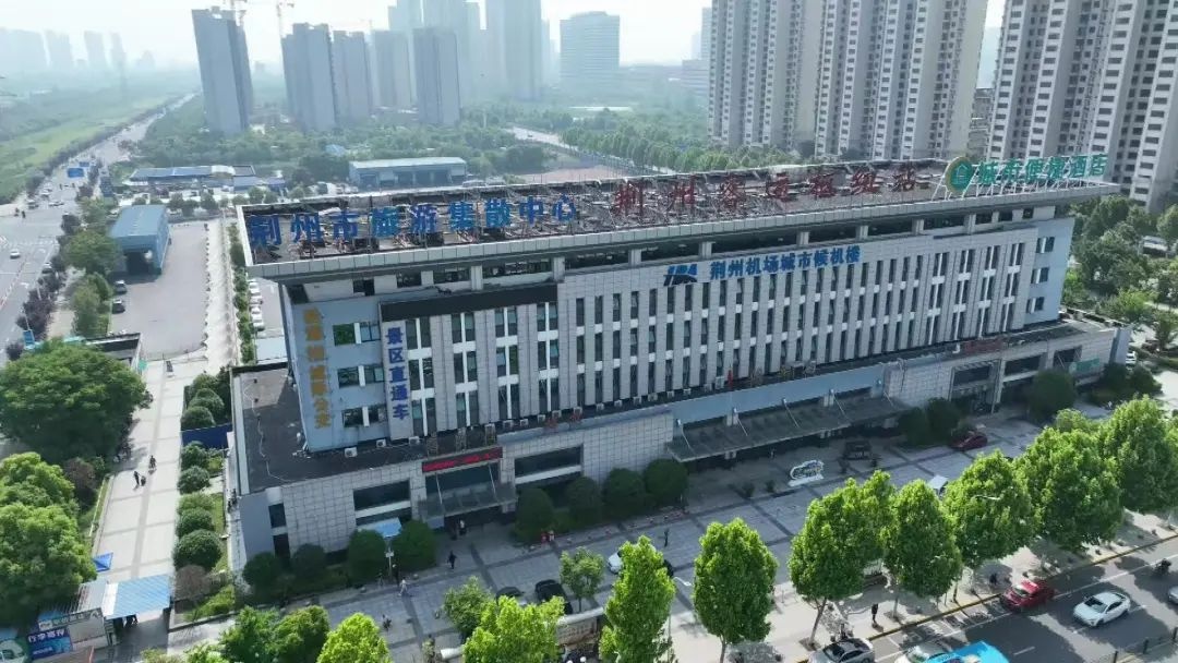 五一荆州站人山人海！南北站房仅隔几条轨道，为啥南站房挤爆北站房却门可罗雀？  第6张
