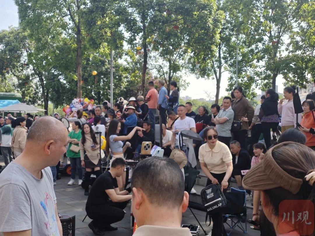 卤鹅哥爆火！荣昌五一节凭啥能成新任顶流？消费总额激增超30亿  第2张