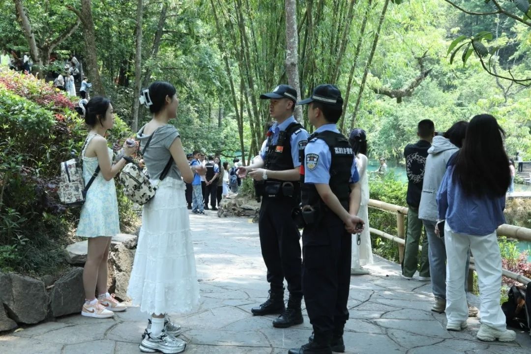 五一别人在休假，荔波这群人却默默坚守岗位！你知道是谁吗？  第3张