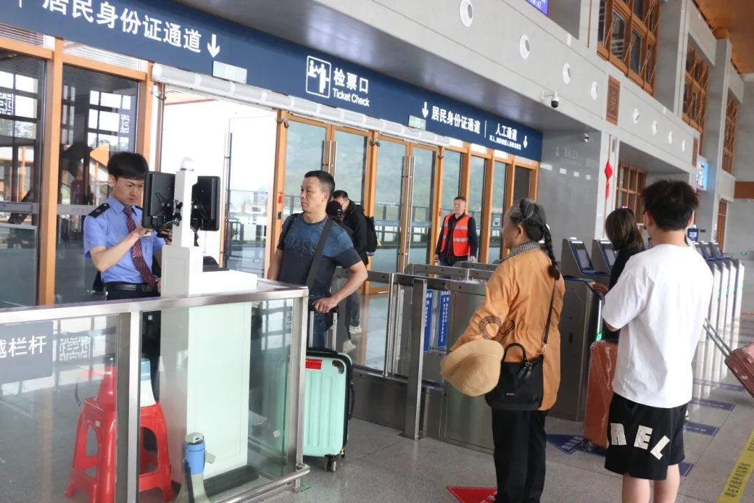 五一别人在休假，荔波这群人却默默坚守岗位！你知道是谁吗？  第5张