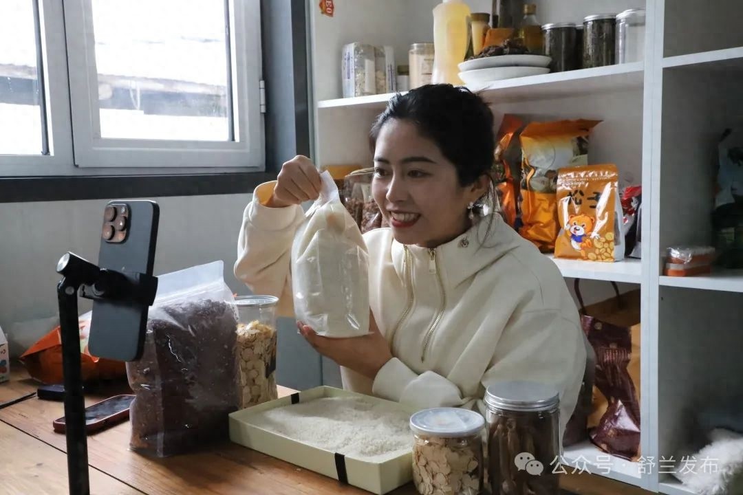 深山姑娘凭一部手机一根网线，竟带动 200 余户村民增收？