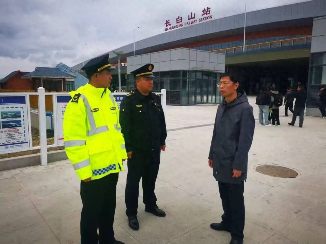 五一假期多数人阖家团圆，他们却坚守岗位！这是为何？