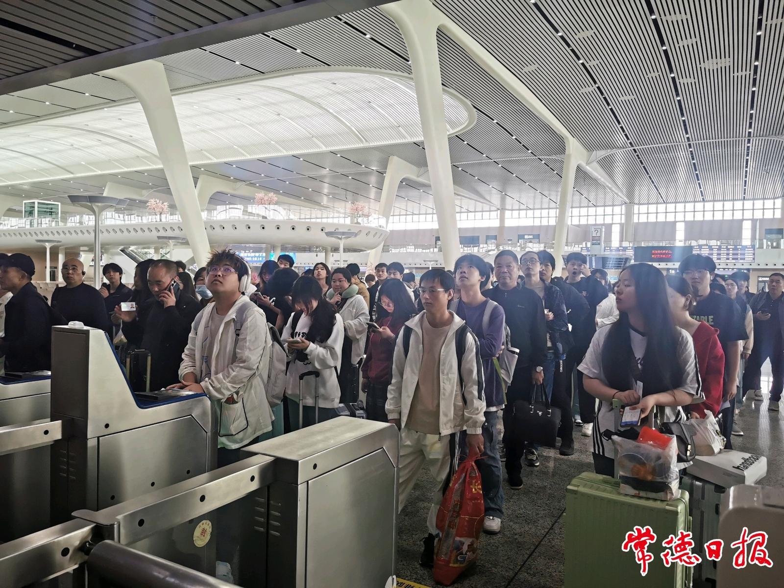 五一假期首日常德火车站客流激增！3.5万人次高峰咋应对？  第3张
