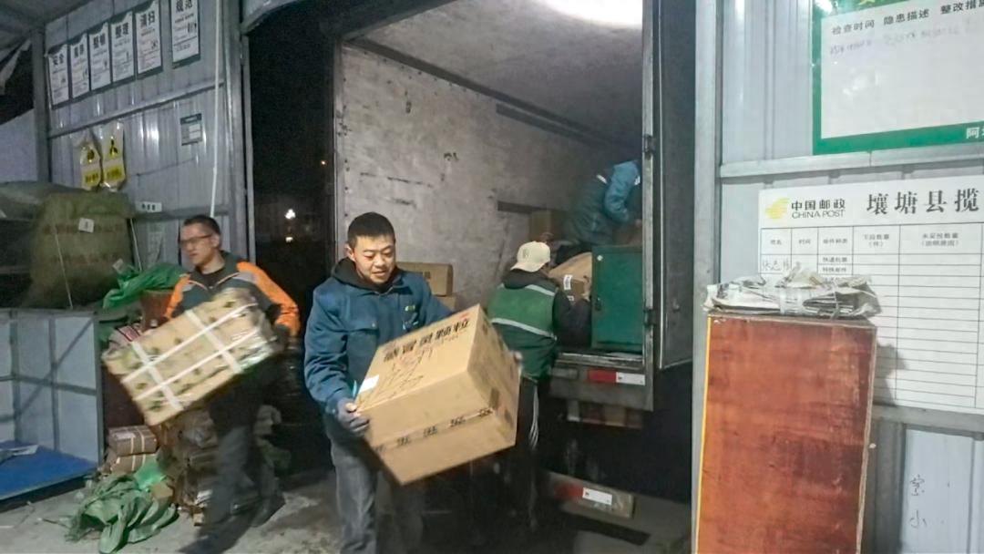 五一别人休假壤塘邮政人坚守！日均3800件包裹量咋做到的？