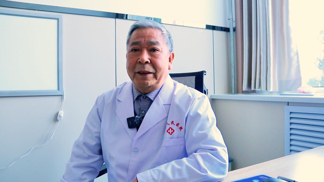 75 岁退休医生仍坚守门诊，他的坚持与奉献你知道多少？  第3张