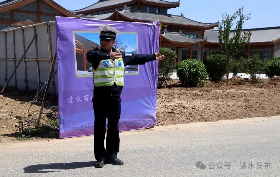 五一假期别人在游玩，这群志愿者与民警为何坚守岗位？  第2张