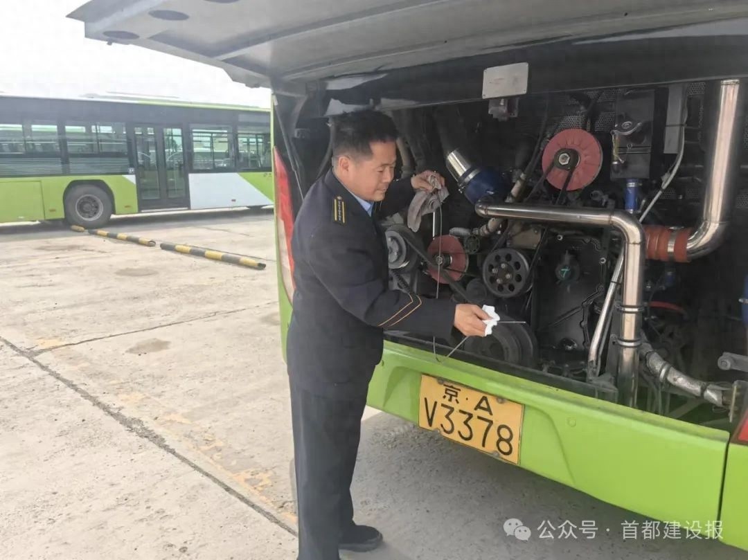 五一假期！当众人享受欢乐时，这群公交人为何默默坚守？
