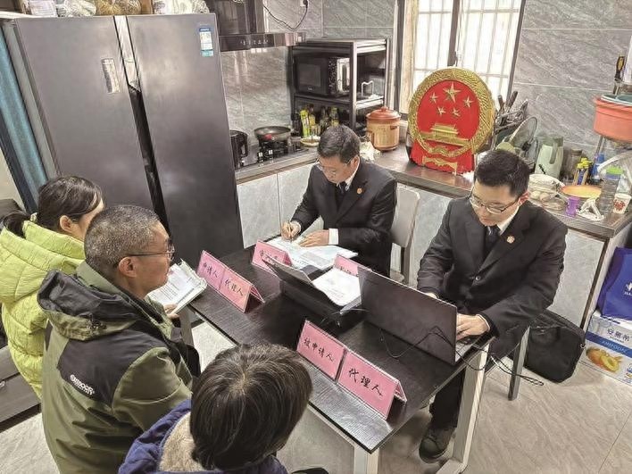 法官千里迢迢上门开庭，为精神疾病患者家庭带来希望与安慰