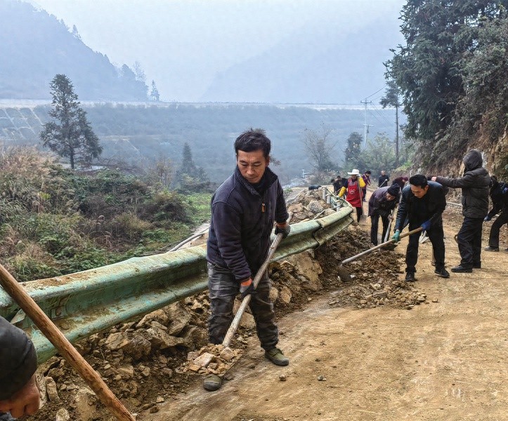 仁怀市喜头镇联合村洞上组：30余名村民自发清理道路，守护乡村安全与美丽