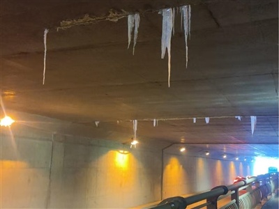 惊！站东巷涵洞顶部惊现巨型冰锥，市民出行安全谁来保障？
