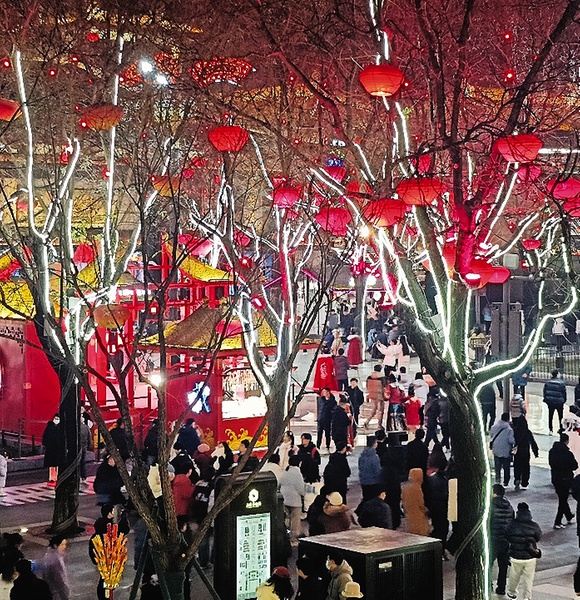 2025年西安跨年夜：钟楼前万人放飞气球，地铁客运量破500万大关  第4张