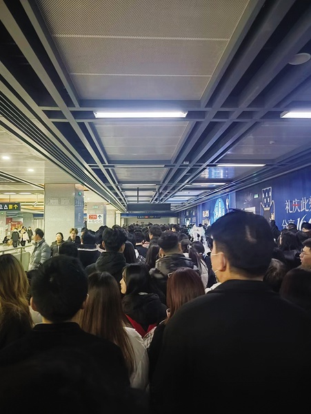 2025年西安跨年夜：钟楼前万人放飞气球，地铁客运量破500万大关  第5张