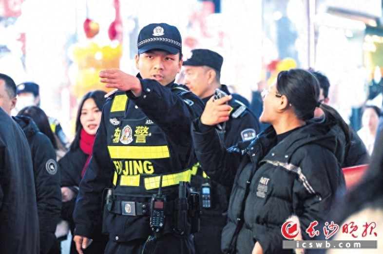 长沙跨年夜人潮汹涌却井然有序，18.5万人共庆元旦，安全管控无懈可击  第1张