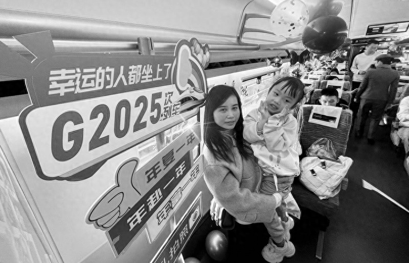 2025年首日，G2025次列车带你开启新年新征程，旅客们纷纷打卡留念