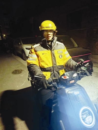 跨年夜外卖骑手宋雪峰的最后一单：在寒风中争分夺秒，只为准时送达