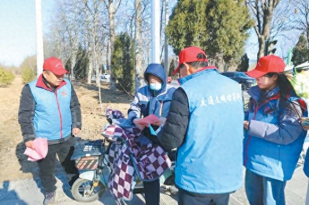 退休大爷大妈变身交通守护神，30余名志愿者助力文明出行，你还在等什么？  第1张