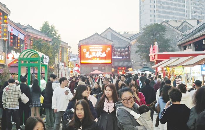 2025年南宁元旦盛况：阳光、婚礼、灯光秀，你不可错过的跨年瞬间  第7张