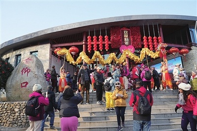 2025年元旦，数千人齐聚崂山登高祈福，敲响太平晓钟，祈愿国泰民安