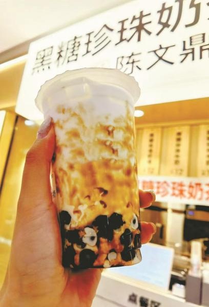 黑糖珍珠奶茶再度火爆！15元两杯的招牌为何成为宁波市民的冬季标配？  第1张