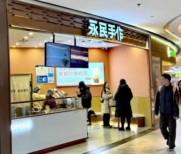 黑糖珍珠奶茶再度火爆！15元两杯的招牌为何成为宁波市民的冬季标配？  第3张