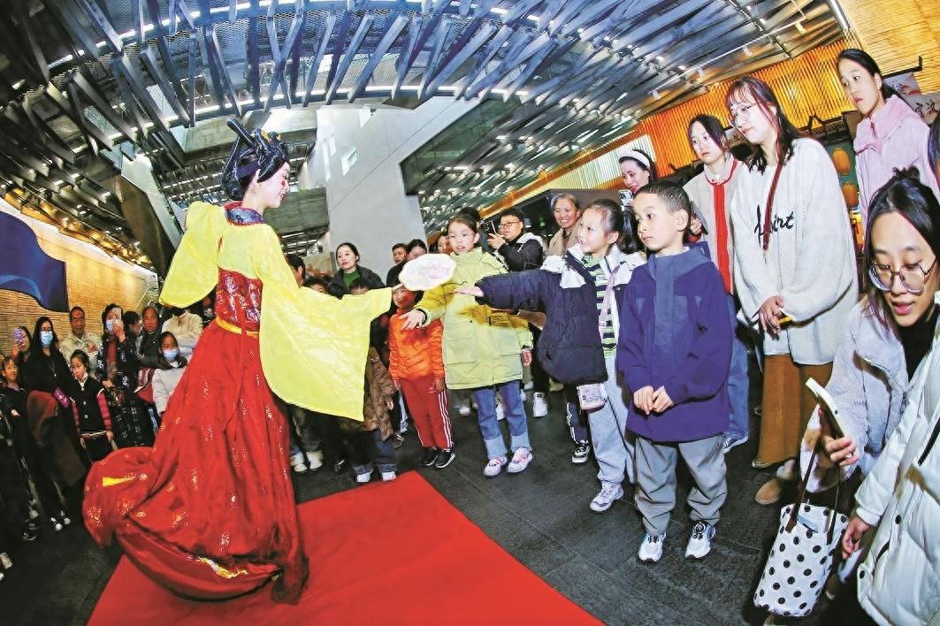 新年第一天，宁波博物馆古韵丝路集市惊艳亮相，长安不倒翁小姐姐成打卡热点  第1张