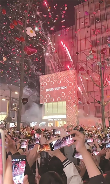 惊险瞬间！男子在人群中放飞气球点燃烟花，警方紧急出动，现场无人员受伤