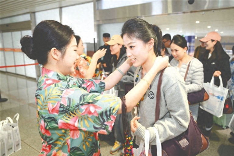 2025年第一批海南游客惊喜连连：一下飞机就享受暖心欢迎仪式
