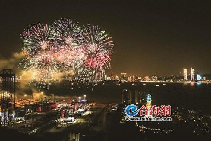 2025厦门湾跨年烟花秀：上万笑脸与璀璨烟花共绽，漳州开发区迎新年盛况空前  第1张