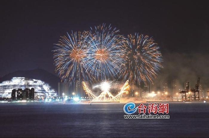2025厦门湾跨年烟花秀：上万笑脸与璀璨烟花共绽，漳州开发区迎新年盛况空前  第2张